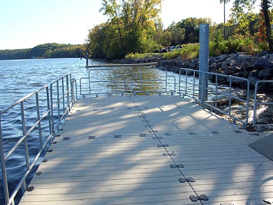 Hurricane rated floating dock system